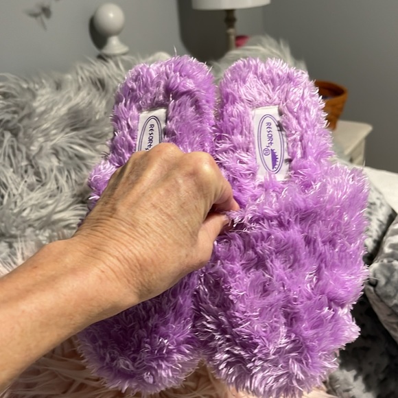 Resorts Purple Fluffy Slippers Womens 5/6 House Shoes Comfy Slip On - Picture 15 of 16